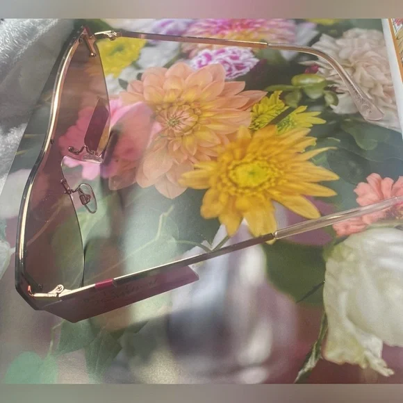 Betsey Johnson Sunglasses ❤️Damaged❤️ Amazon.com: Betsey Johnson Fly Away Ladies Sunglasses, Black  main image 3